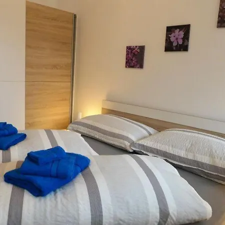 Sleeps 4 Wifi Apartment *